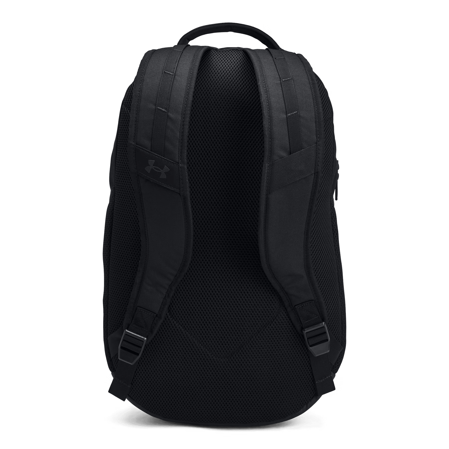 Schwarzer Under Armour Rucksack mit atmungsaktivem Mesh-Rücken und gepolsterten Schultergurten vor schwarzem Hintergrund.