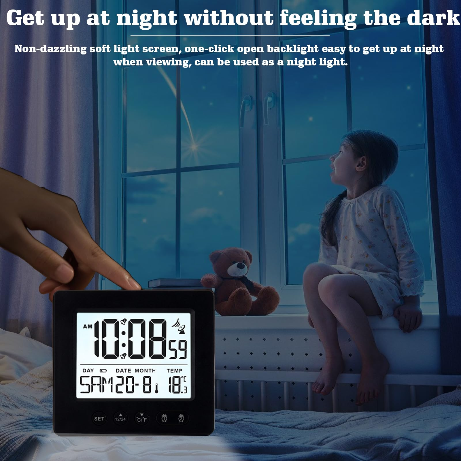 Eine Hand berührt nachts auf einem Bett einen schwarzen digitalen Wecker, während Kind und Teddy am Fenster sitzen.