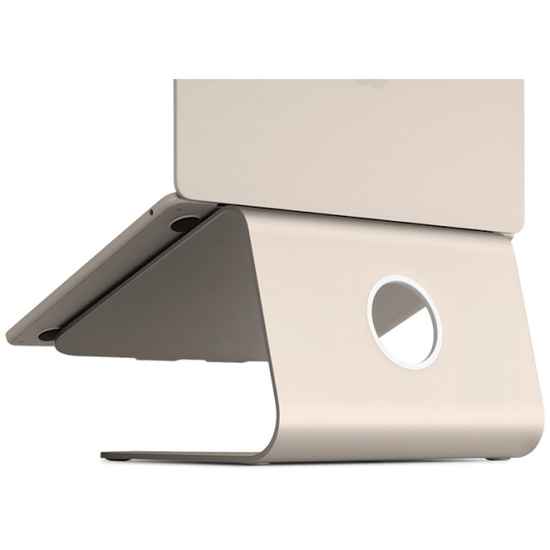 Ein silberner Laptopständer aus Metall hält einen geschlossenen Laptop in einem leichten Winkel auf weißem Hintergrund.
