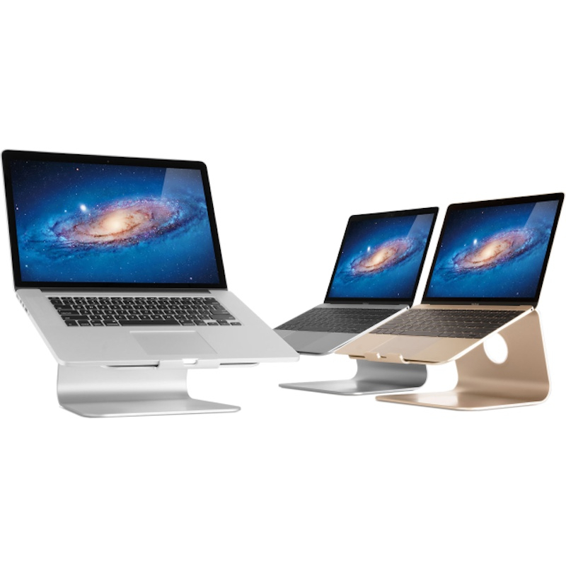 Drei Laptops in silber, grau und gold stehen auf passenden ergonomischen Ständern vor einem weißen Hintergrund.