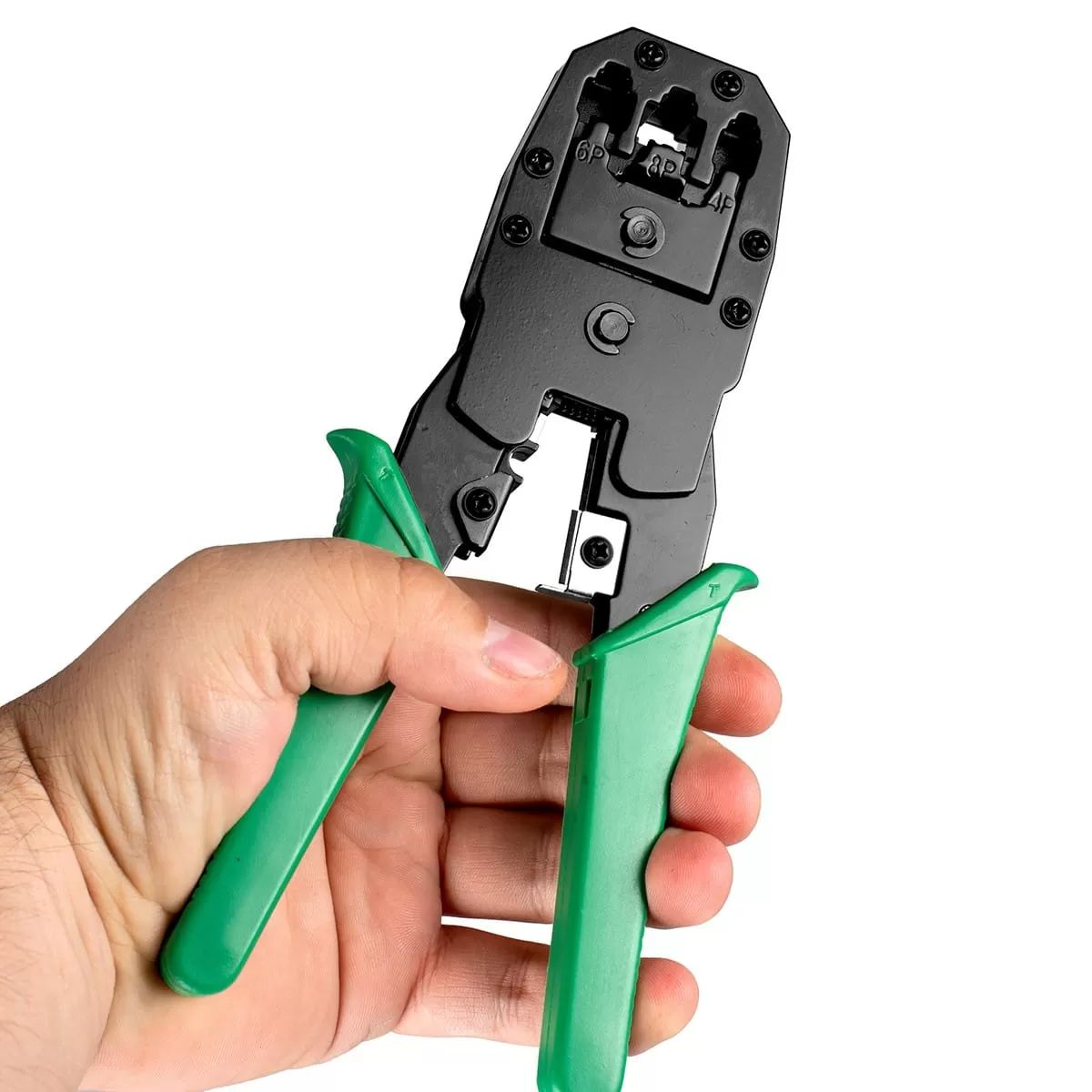 Eine Hand hält eine schwarz-grüne Crimpzange für Netzwerkkabel vor weißem Hintergrund.