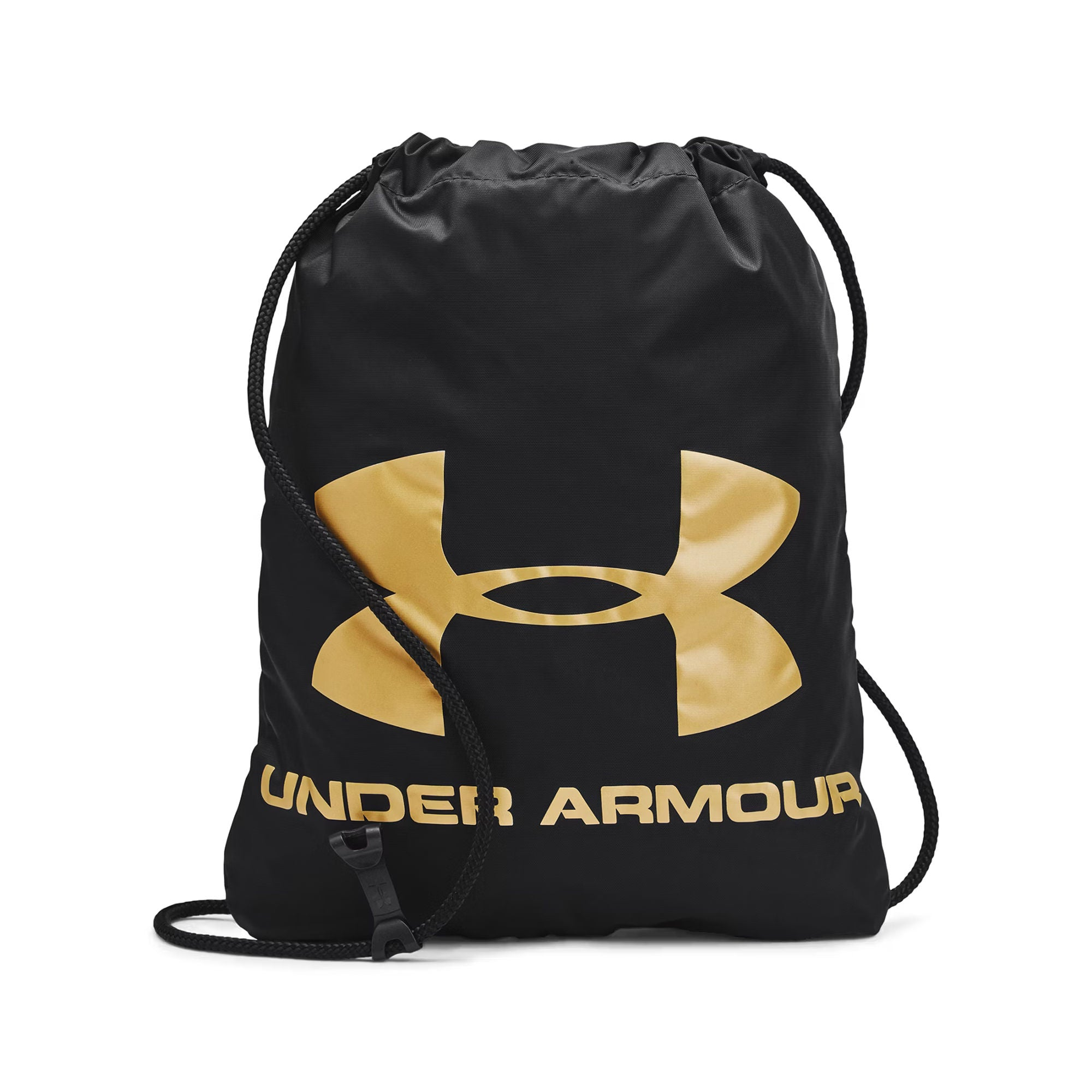 Ein schwarzer Under Armour Turnbeutel mit goldenem Logo und Kordelzug auf weißem Hintergrund.