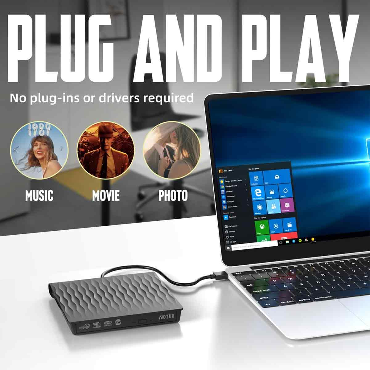 Ein tragbares graues CD-Laufwerk ist per USB an einen Laptop angeschlossen, mit dem Text Plug and Play oben.