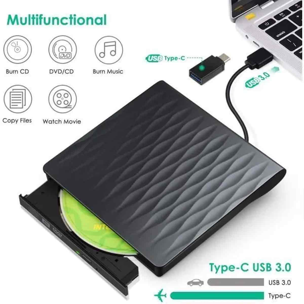 Externes schwarzes DVD-Laufwerk mit geöffnetem Fach und einer CD, verbunden mit einem Laptop über USB.