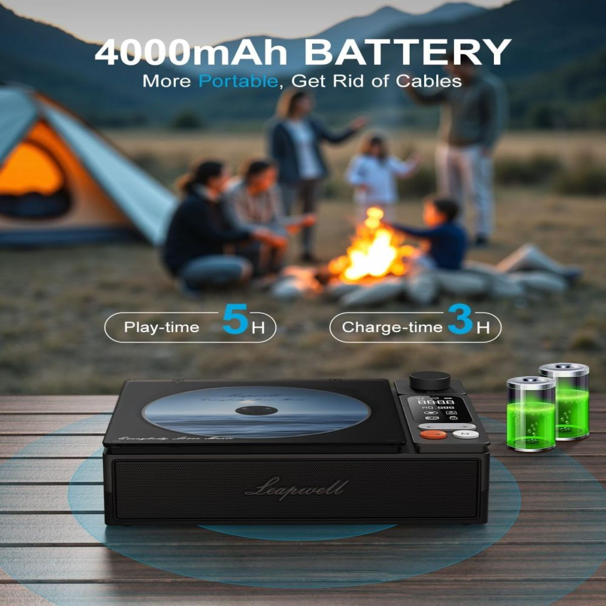Ein schwarzer Leapwell CD-Player und Lautsprecher auf einem Holztisch, im Hintergrund ein Campingplatz mit Zelt.