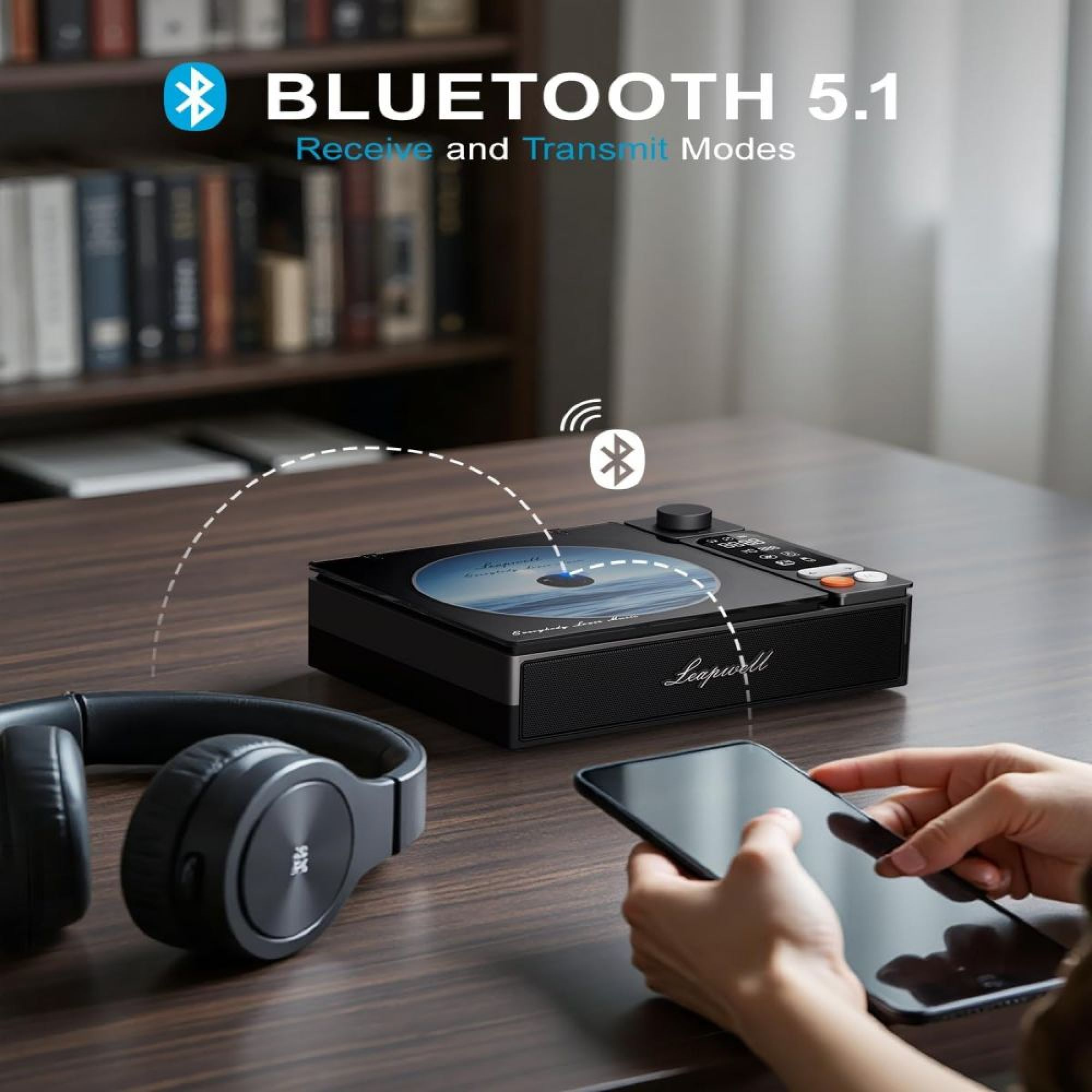 Ein Bluetooth 5.1 CD-Player auf einem Holztisch mit Kopfhörern und einem Smartphone.
