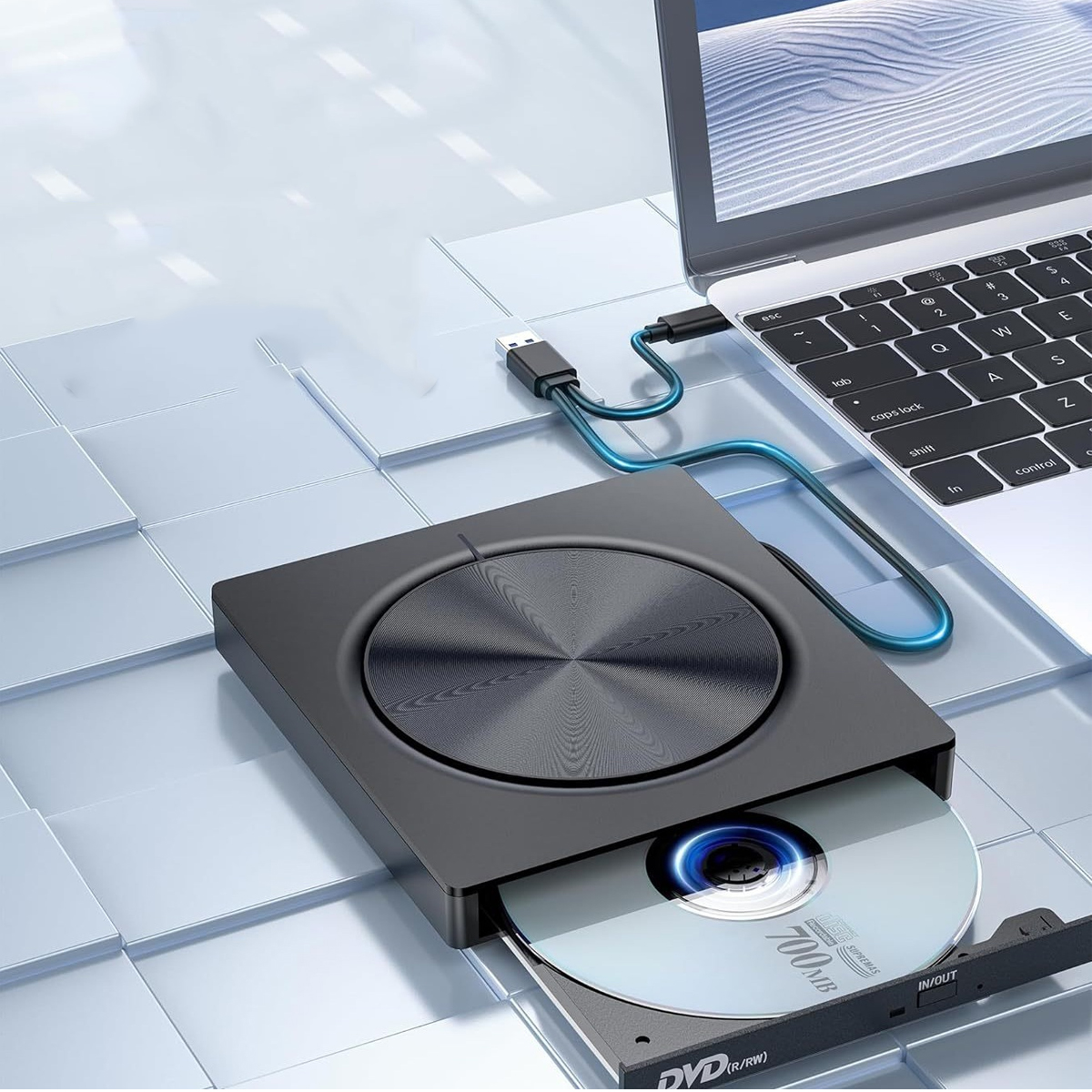 Ein schwarzes externes CD-/DVD-Laufwerk ist über ein blaues Kabel mit einem Laptop verbunden.