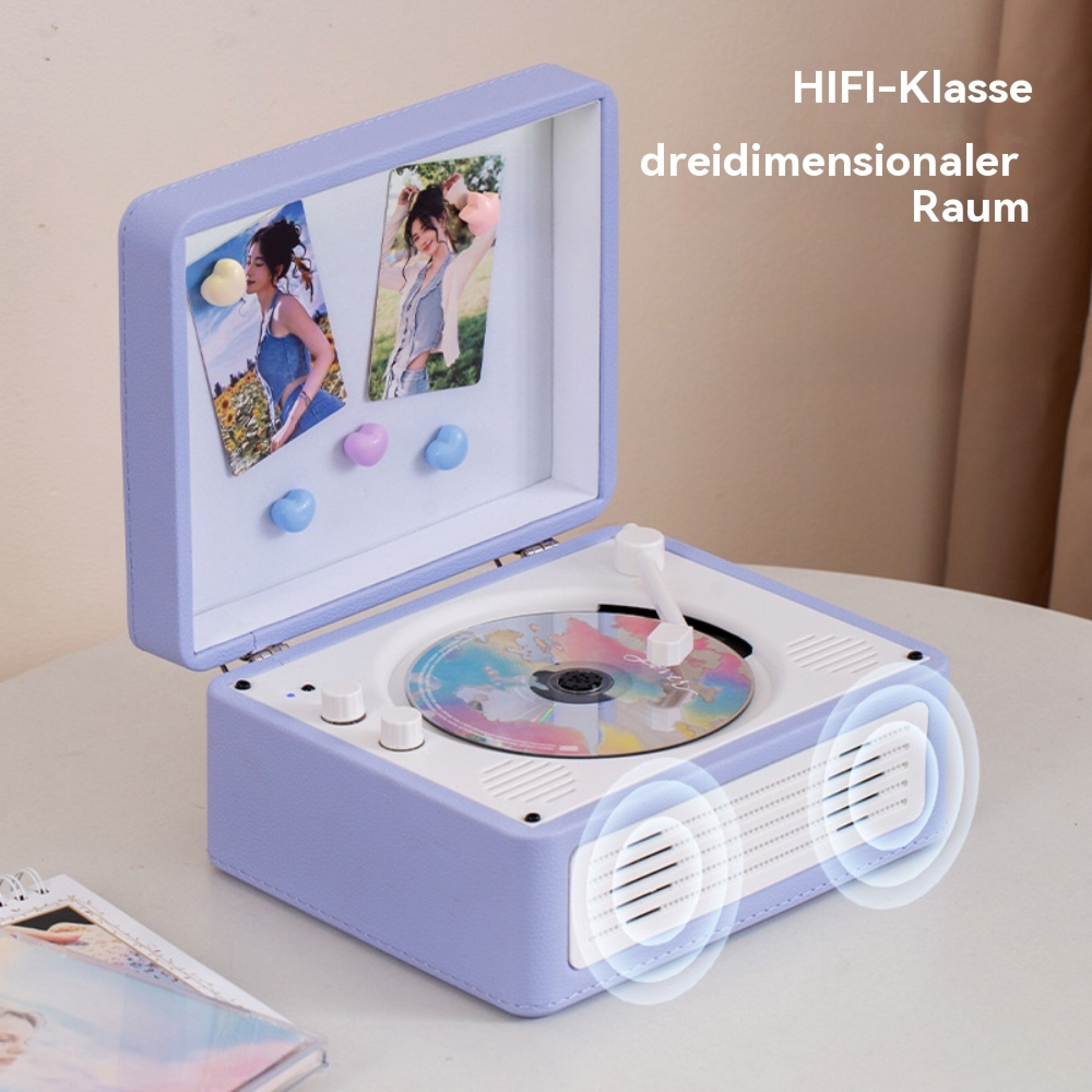Ein lilafarbener CD-Spieler im Kofferdesign mit zwei Fotos und deutschen Werbetexten.