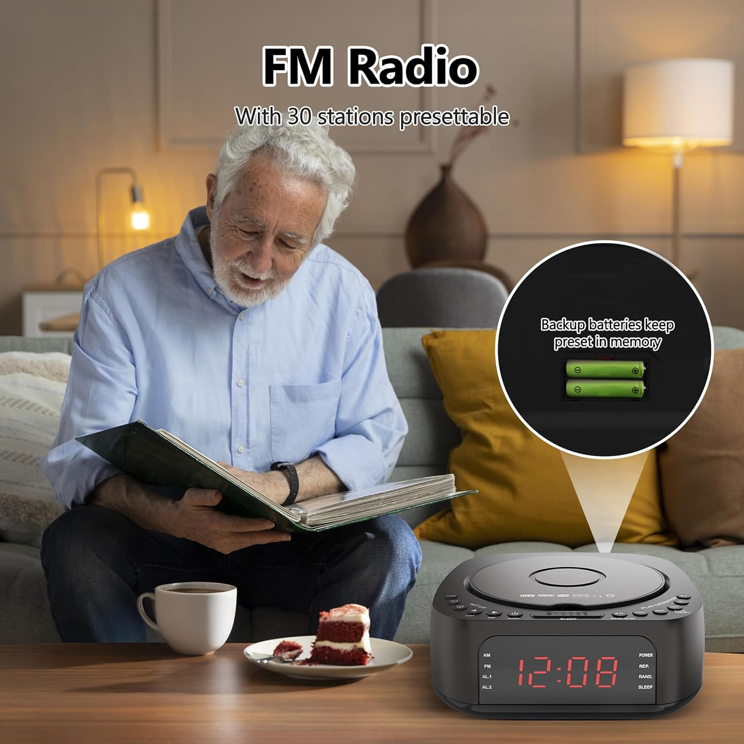 Älterer Mann sitzt auf dem Sofa, liest ein Buch, daneben FM-Radio, Tasse und Kuchen auf dem Tisch.