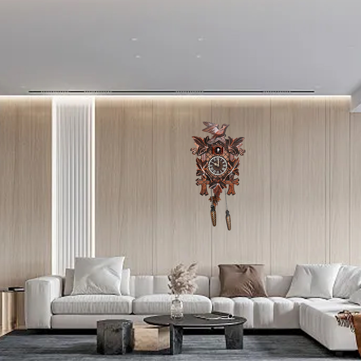 Eine hölzerne Kuckucksuhr hängt an einer holzverkleideten Wand über einem weißen Sofa.