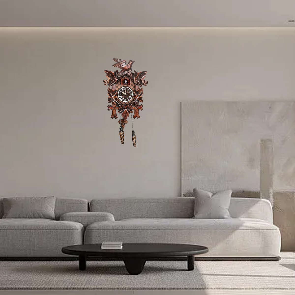 Eine hölzerne Kuckucksuhr hängt an einer weißen Wand über einem modernen grauen Sofa.