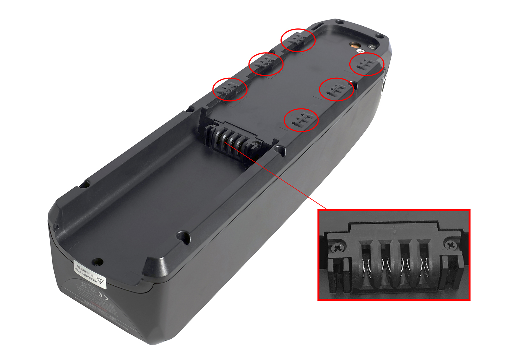 Schwarze e-Bike-Batterie mit roten Kreisen auf Clips und einem Vergrößerungsausschnitt des Steckers.