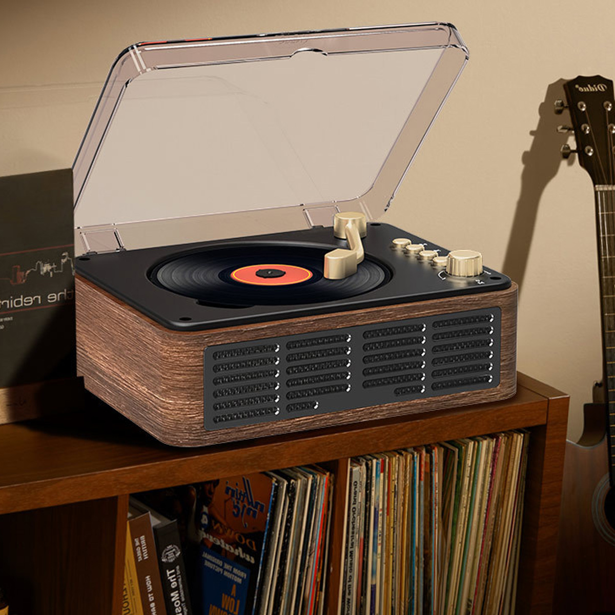 Ein Vintage-Plattenspieler mit Holzmaserung steht auf einem mit Schallplatten gefüllten Regal, daneben eine Gitarre.
