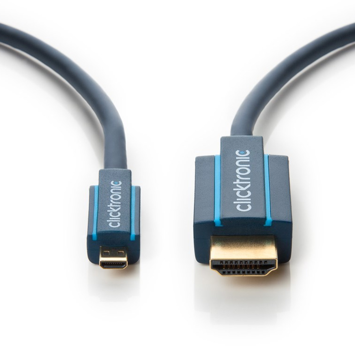 Ein Clicktronic Micro-USB- und HDMI-Kabel mit blauen Steckern auf weißem Hintergrund.
