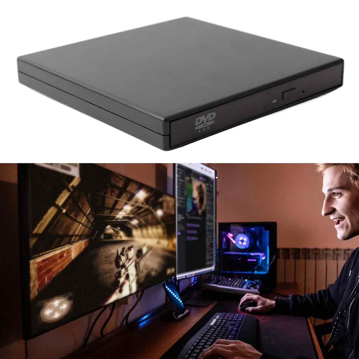 Ein junger Mann spielt Videospiele an einem PC mit mehreren Monitoren, während ein externes DVD-Laufwerk zu sehen ist.