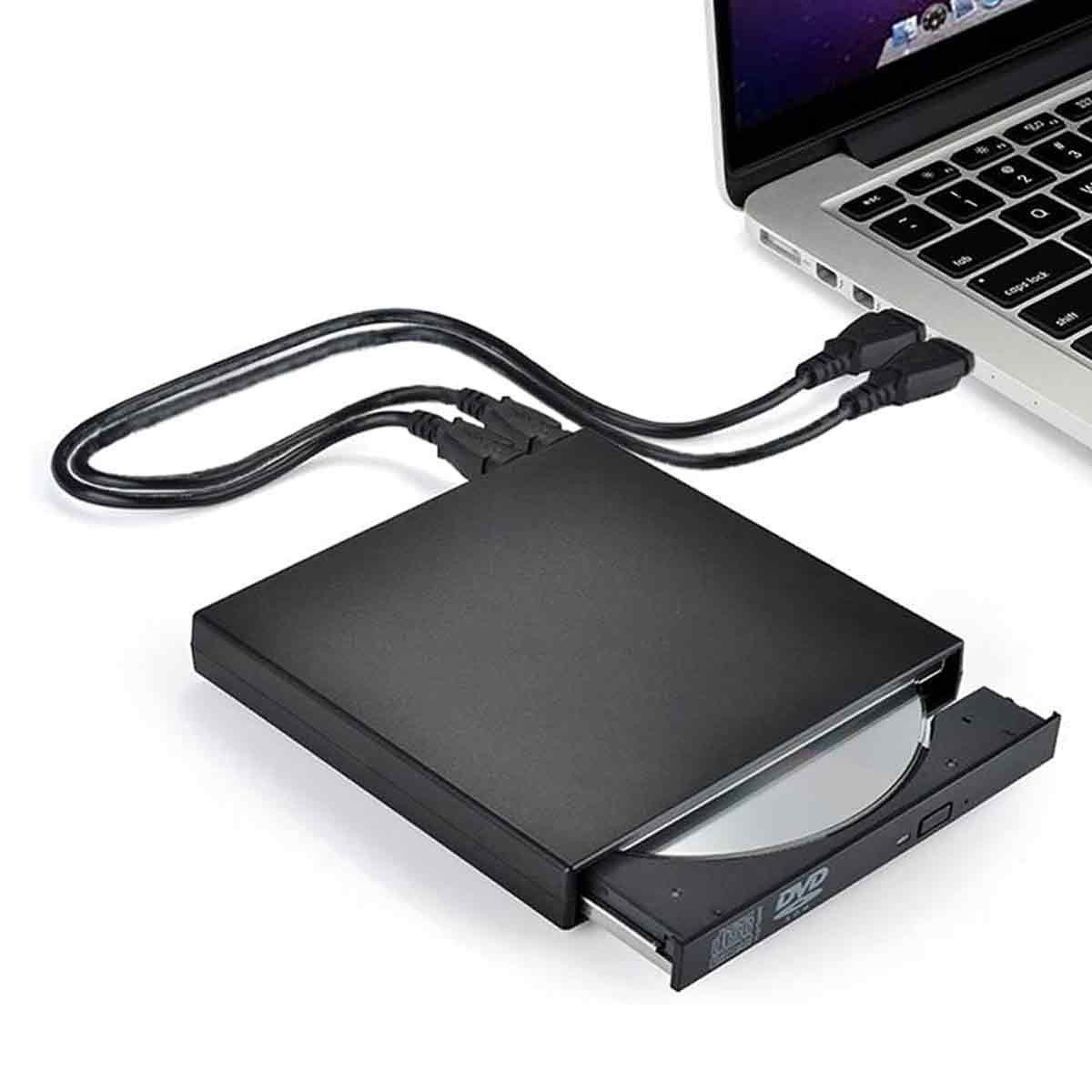 Ein schwarzes externes DVD-Laufwerk mit geöffnetem Fach ist per Kabel mit einem Laptop verbunden.