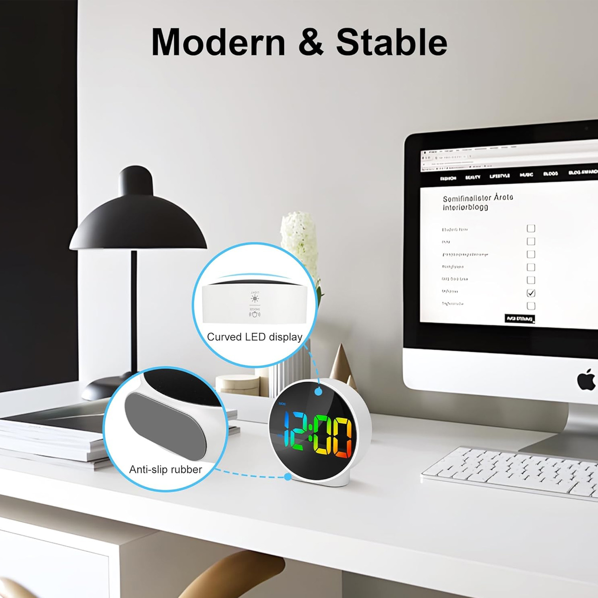Moderner digitaler Wecker auf weißem Schreibtisch neben Computer und Lampe, mit Detailaufnahmen von Display und Gummi.