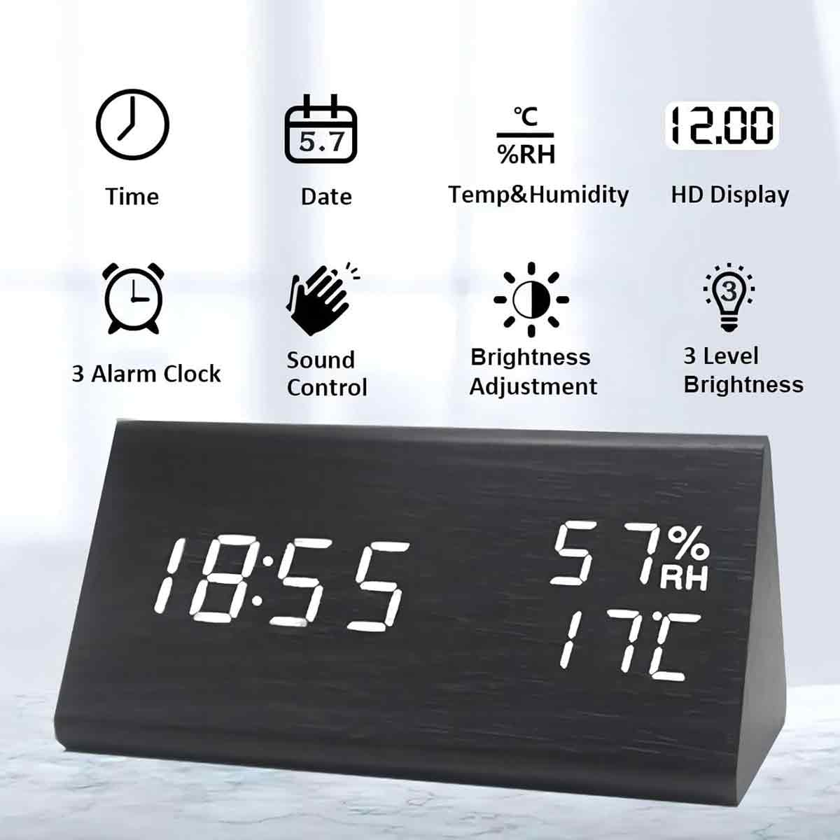 Digitale Holzuhr zeigt Zeit, Datum, Temperatur und Feuchtigkeit mit Icons für Wecker und Helligkeit oben.