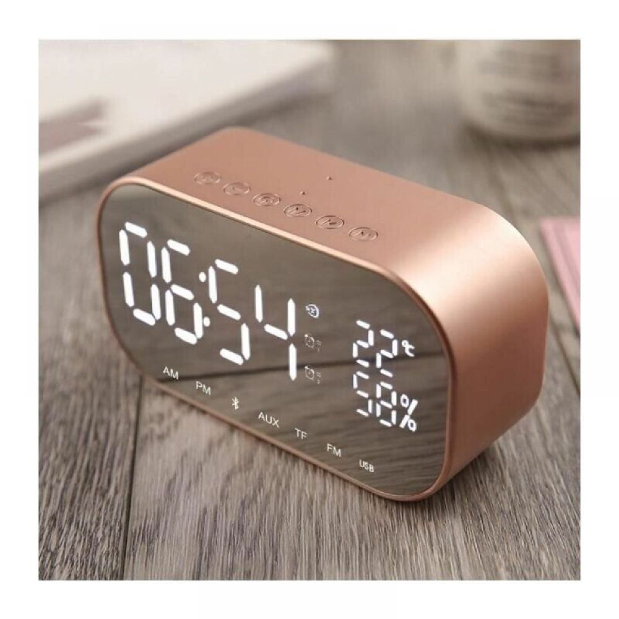Ein roségoldener Digitalwecker mit weißer LED-Anzeige für Uhrzeit, Temperatur und Feuchtigkeit steht auf Holz.