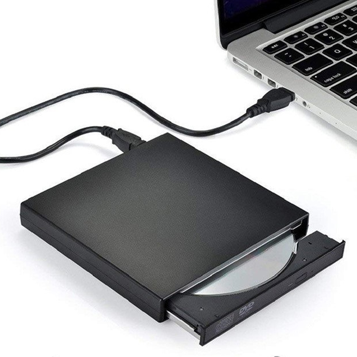 Ein schwarzes externes DVD-Laufwerk ist über ein USB-Kabel an einen Laptop angeschlossen, die Schublade ist geöffnet.