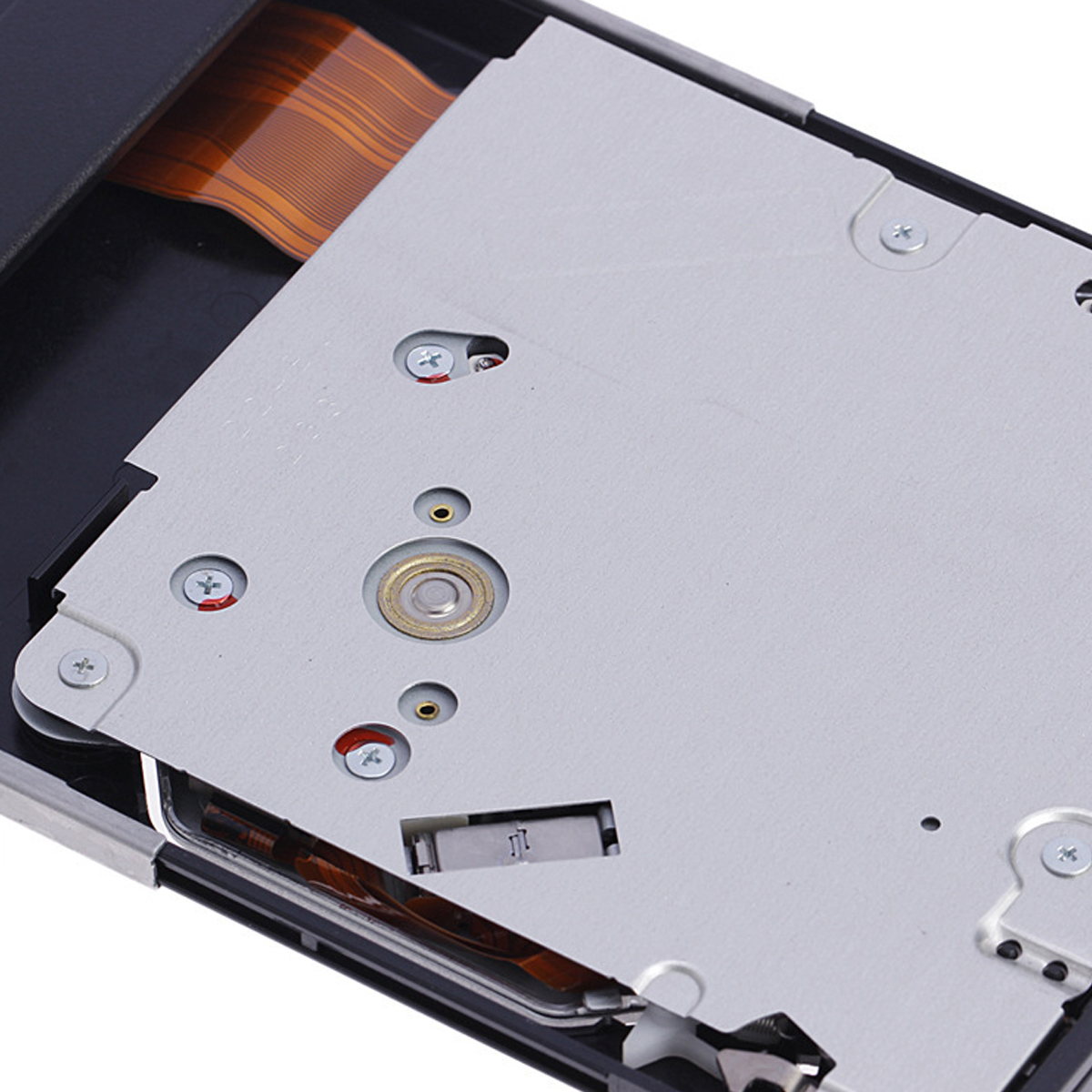 Nahaufnahme des inneren Metallgehäuses eines elektronischen Geräts mit Schrauben und einem Kupferflachbandkabel.