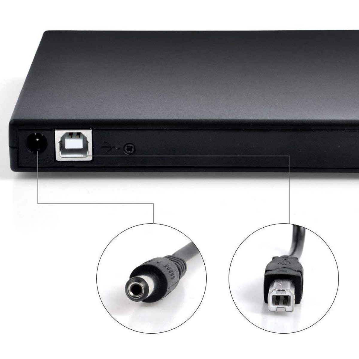 Schwarzes Gerät mit Netzteilanschluss und USB-B-Port, verbunden mit Vergrößerungen der entsprechenden Kabelstecker.