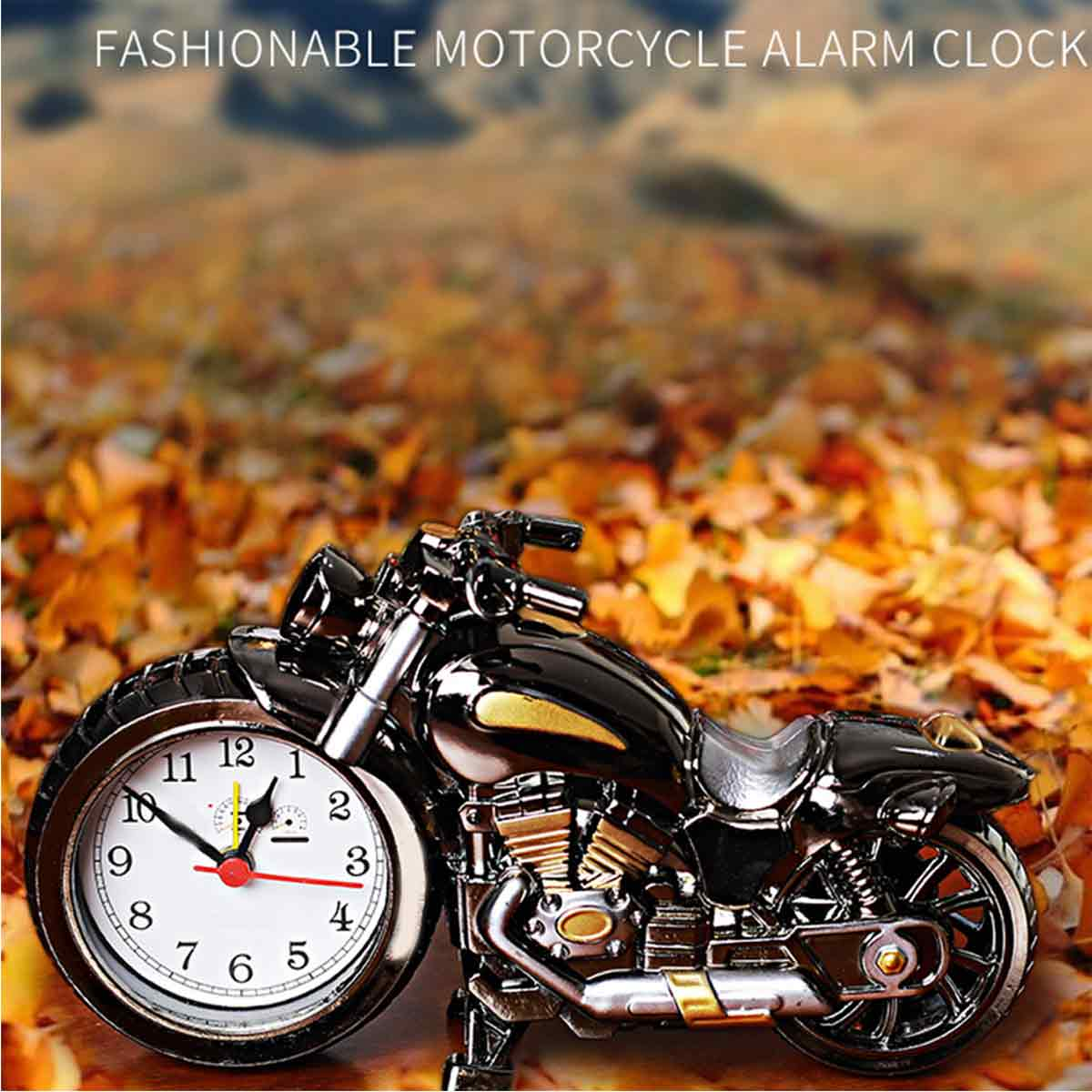 Modischer Motorrad-Wecker im Herbstlaub, Vorderrad als Zifferblatt.