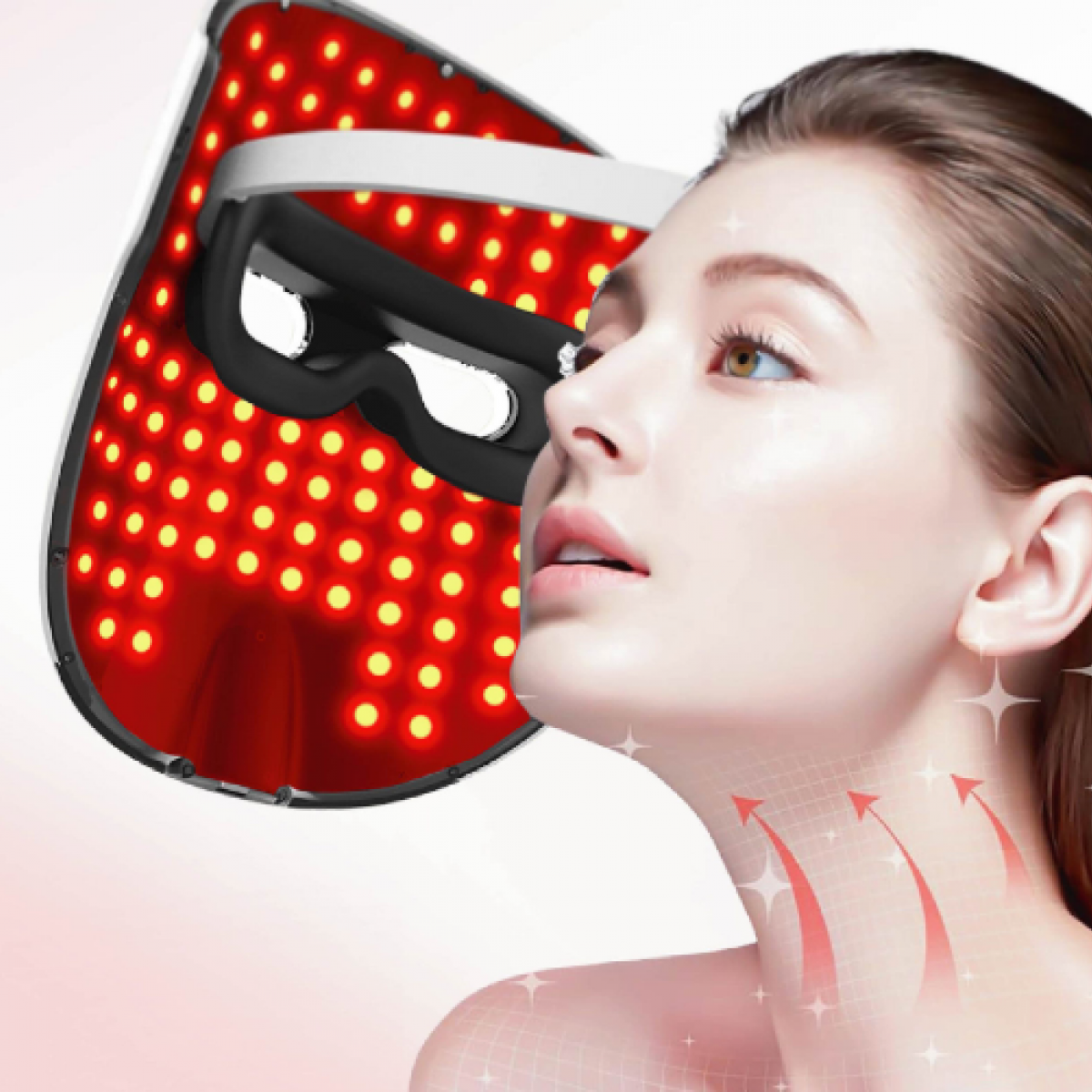 Eine Frau blickt weg von einer roten LED-Lichttherapie-Gesichtsmaske neben ihrem Gesicht.