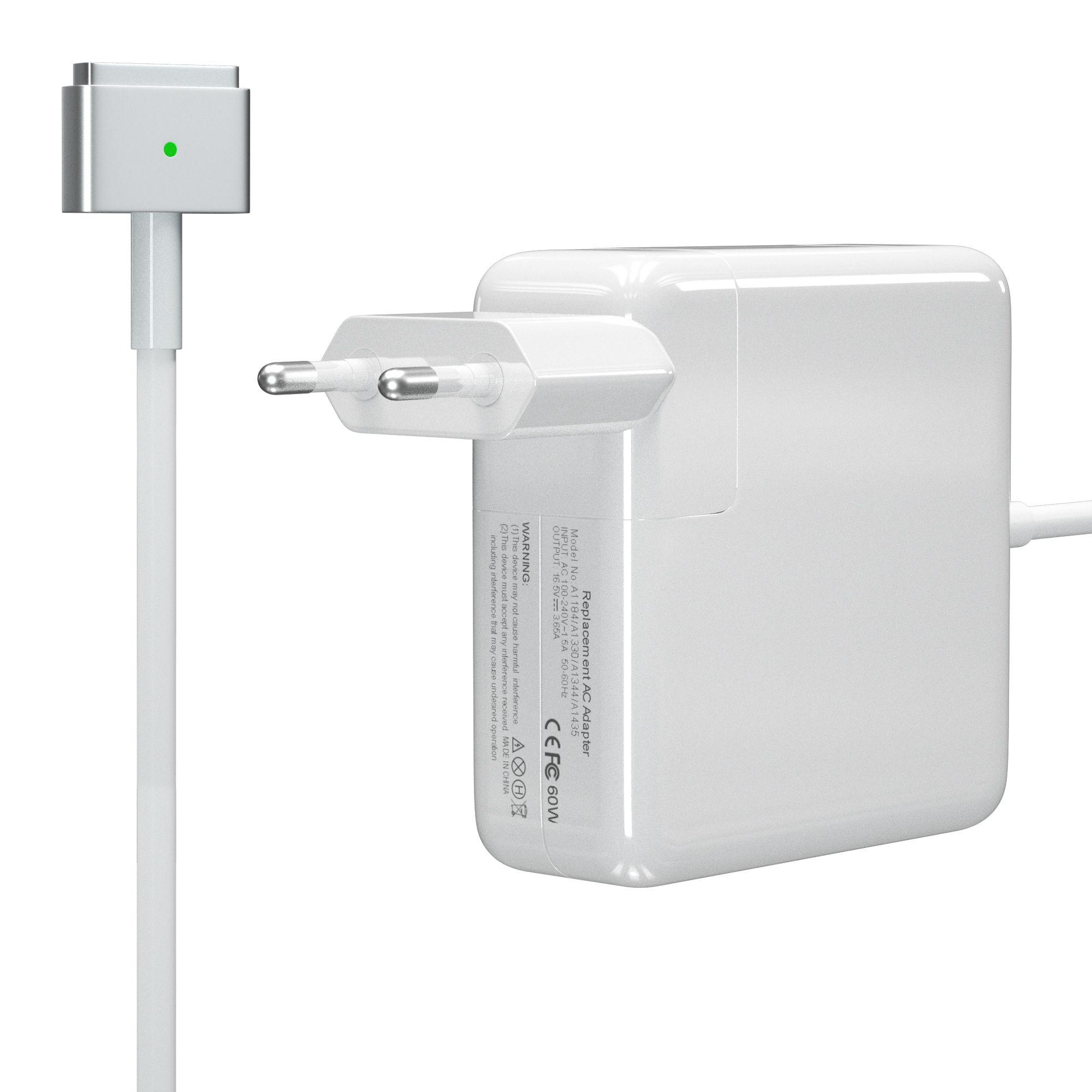 Weißes MacBook-Netzteil mit EU-Stecker und MagSafe-Kabel auf weißem Hintergrund.