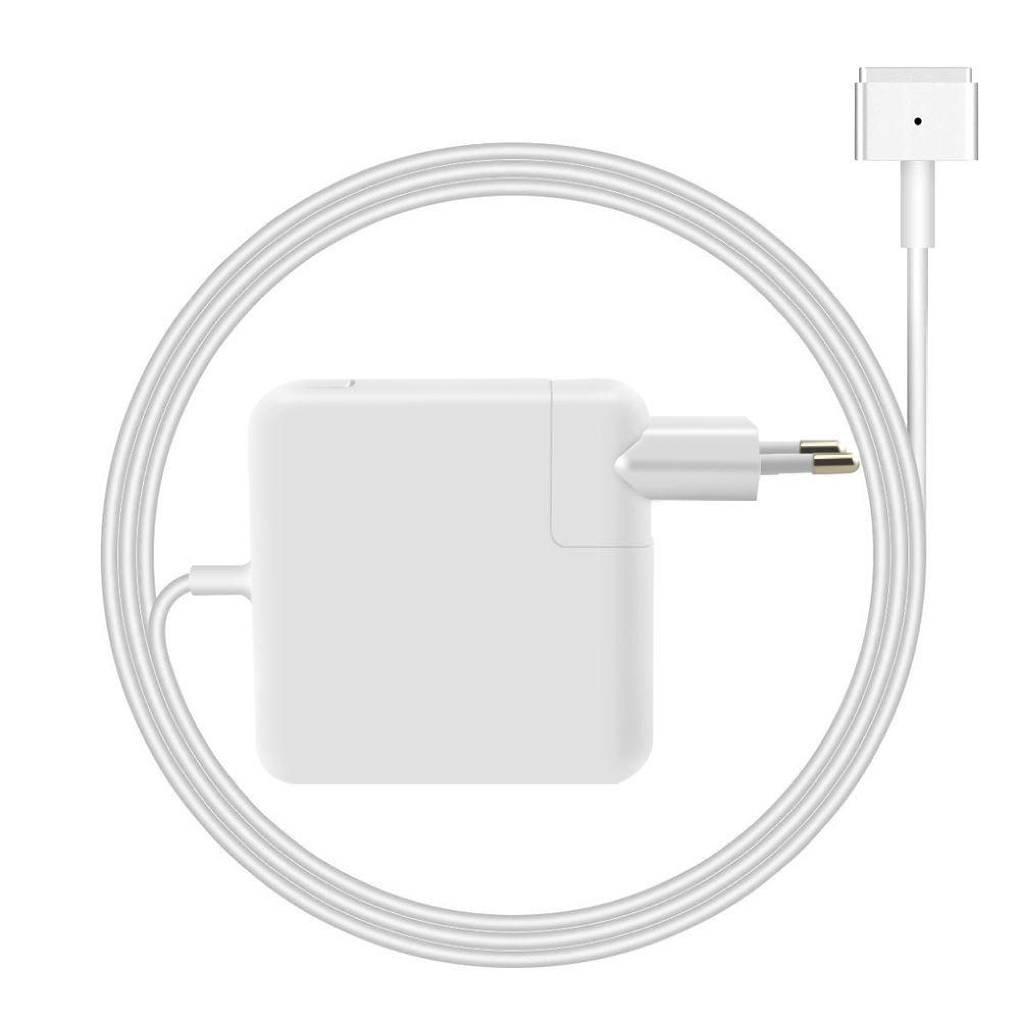 Ein weißes Laptop-Netzteil mit aufgewickeltem Kabel auf weißem Hintergrund.