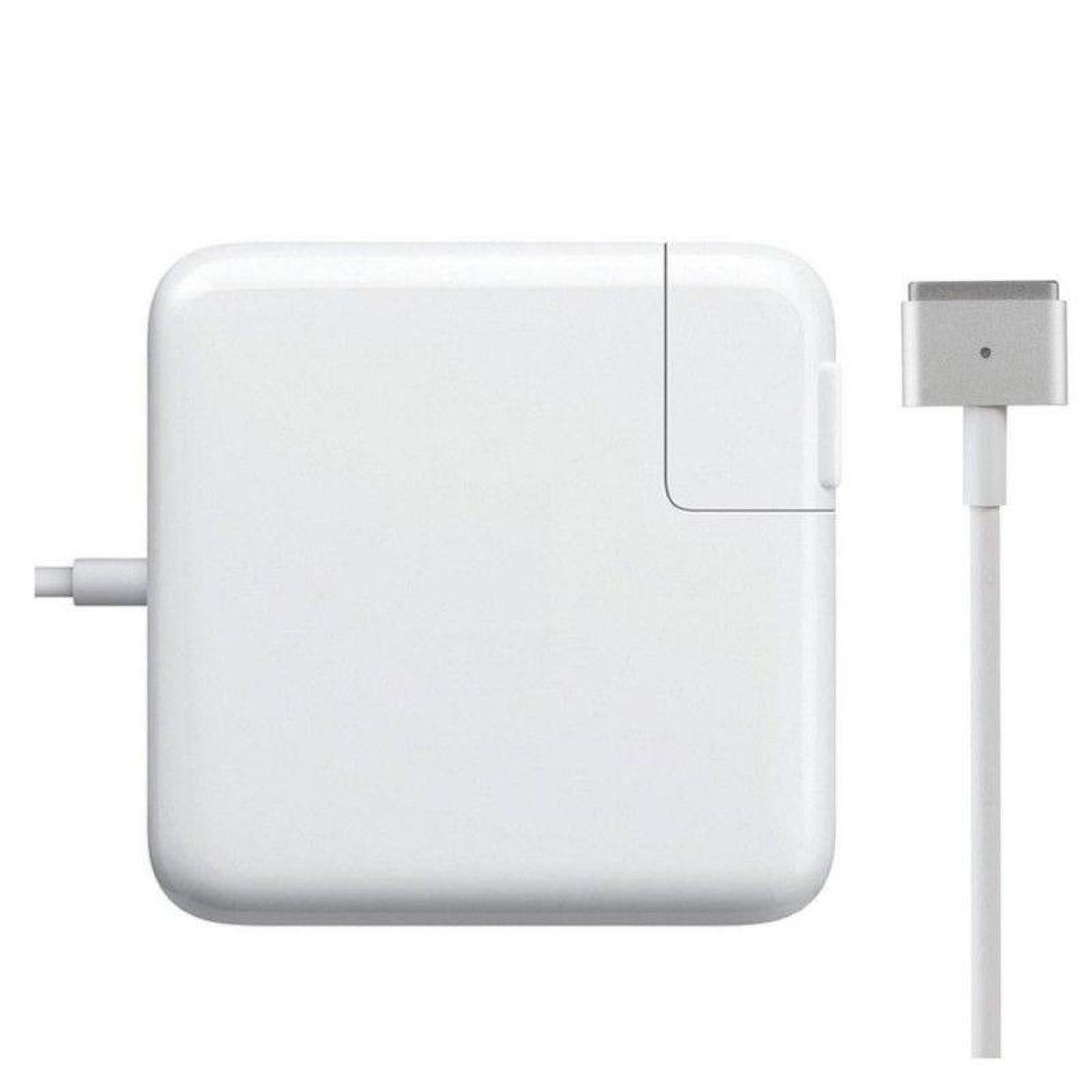 Ein weißer Laptop-Netzteilblock mit einem Kabel und einem silbernen MagSafe-Anschluss vor weißem Hintergrund.