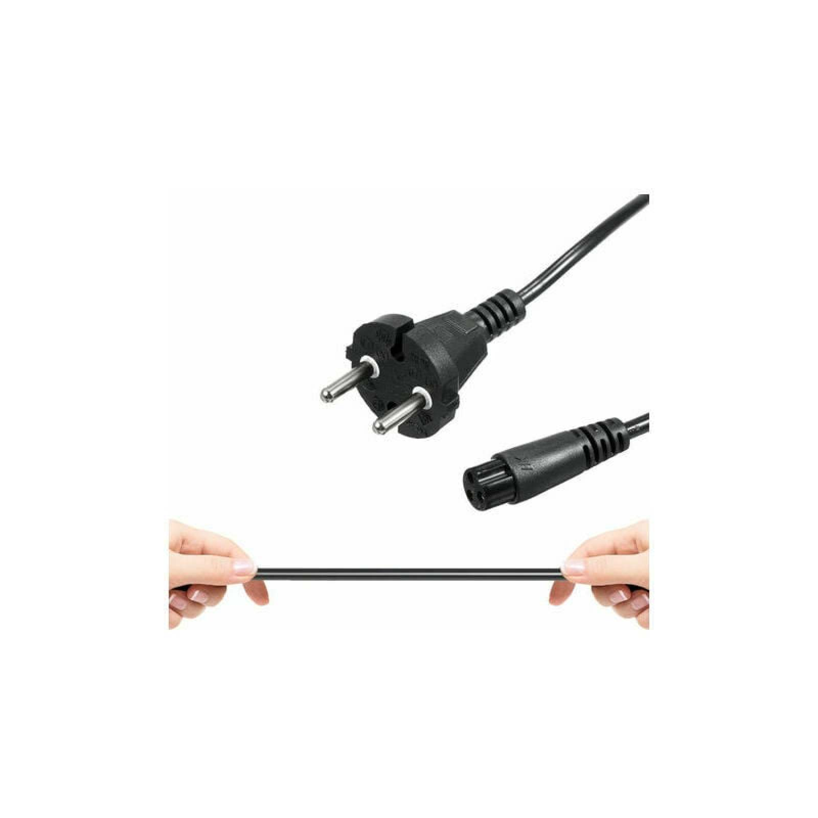 Ein schwarzes Netzkabel mit einem Stecker und zwei Händen, die das Kabel halten.