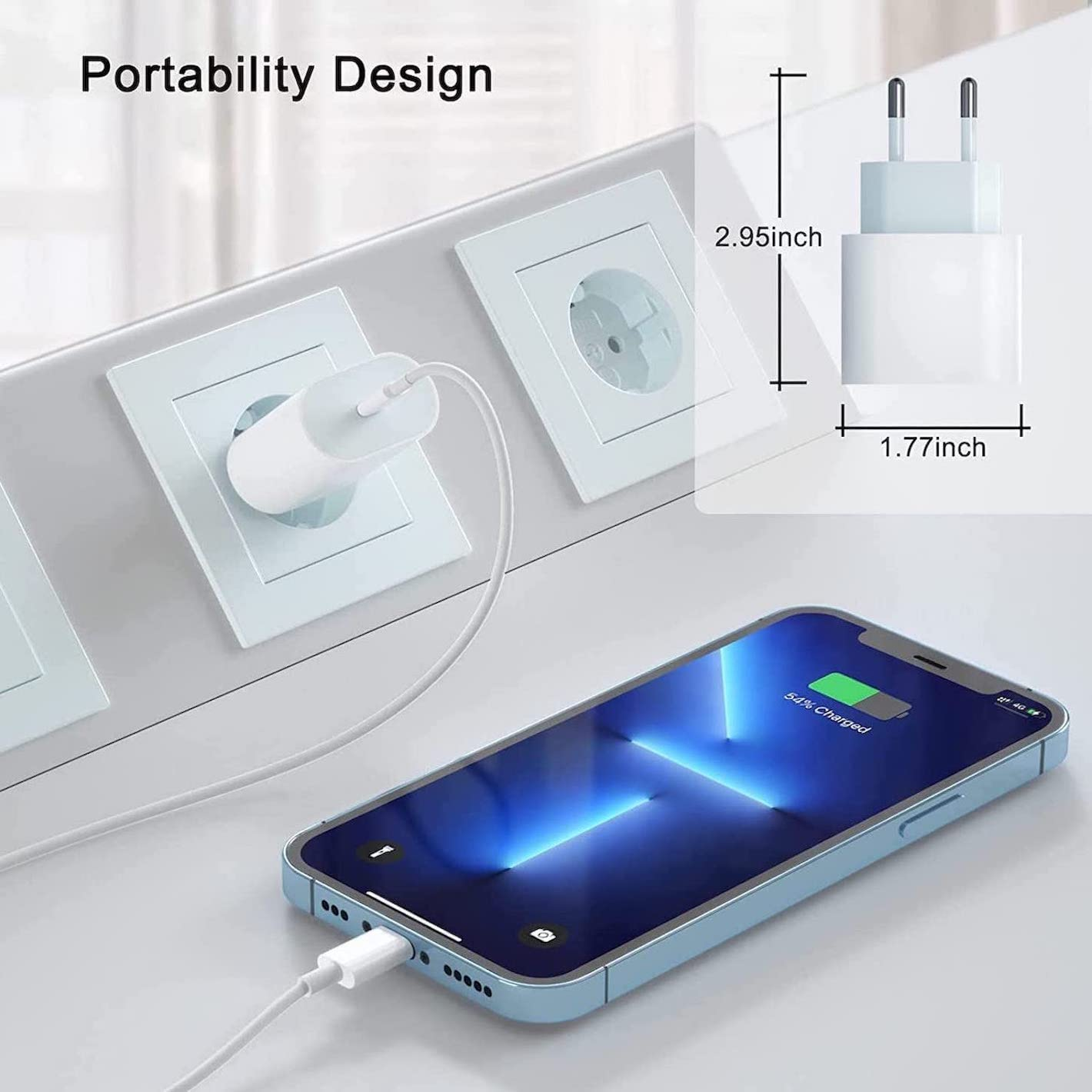 Tragbares Design eines weißen Ladegeräts mit Maßen, eingesteckt in eine Wandsteckdose und verbunden mit einem Smartphone.