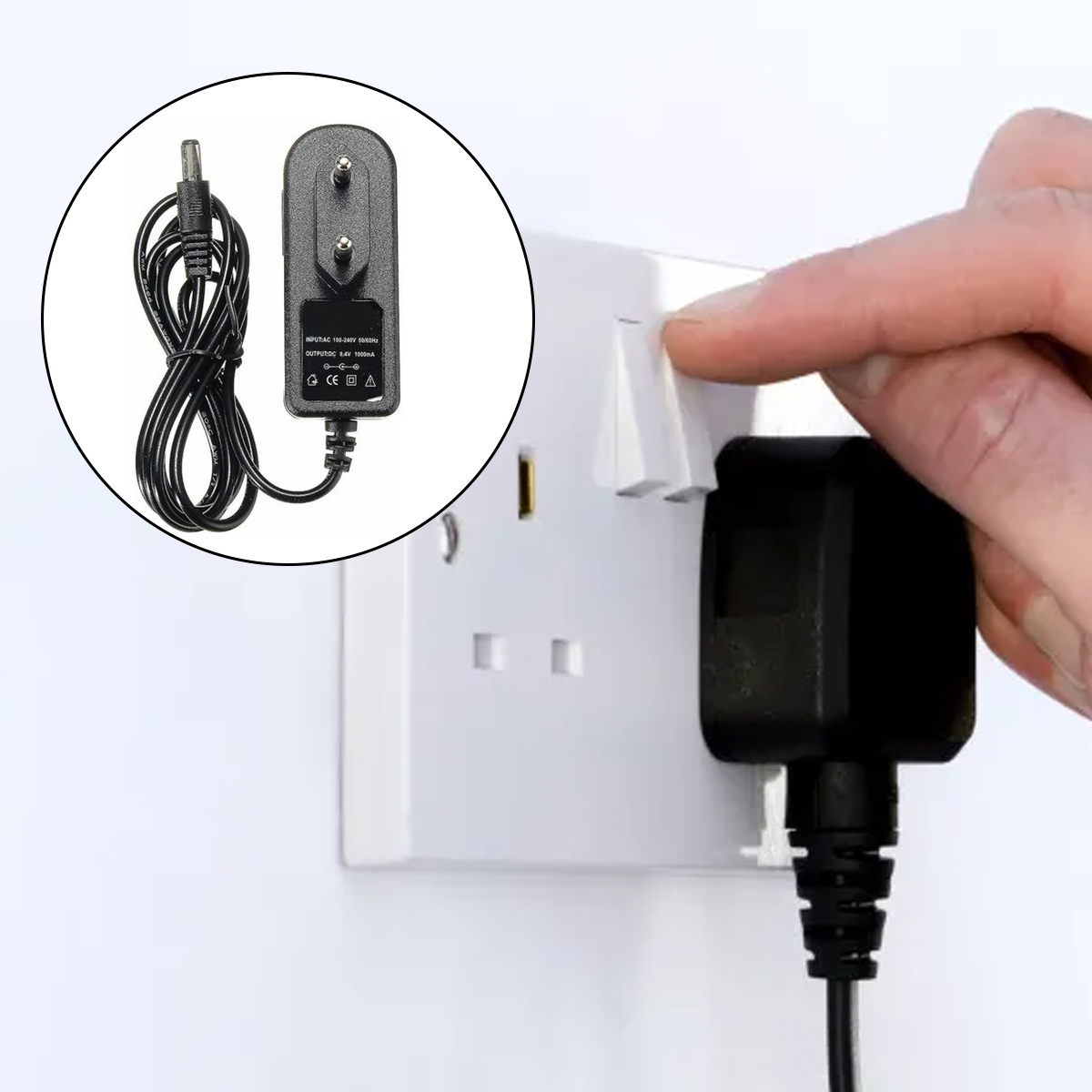 Hand schaltet eine Wandsteckdose mit eingestecktem Netzteil ein, inset zeigt das komplette Netzteil mit Kabel.