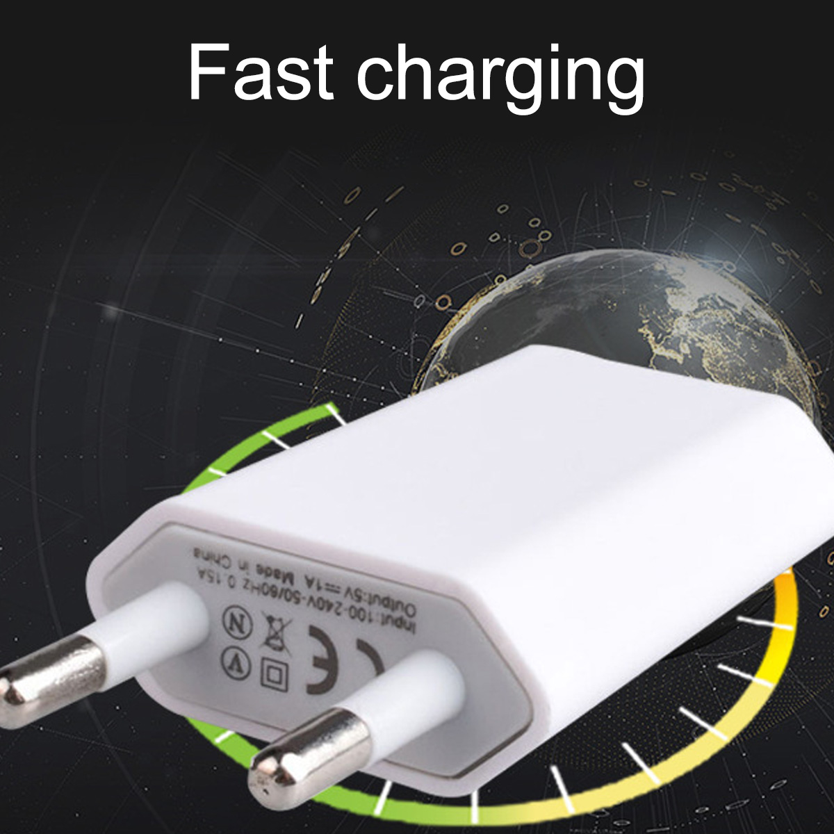 Ein weißes USB-Ladegerät vor einem digitalen Erdhintergrund mit der Aufschrift Fast charging.