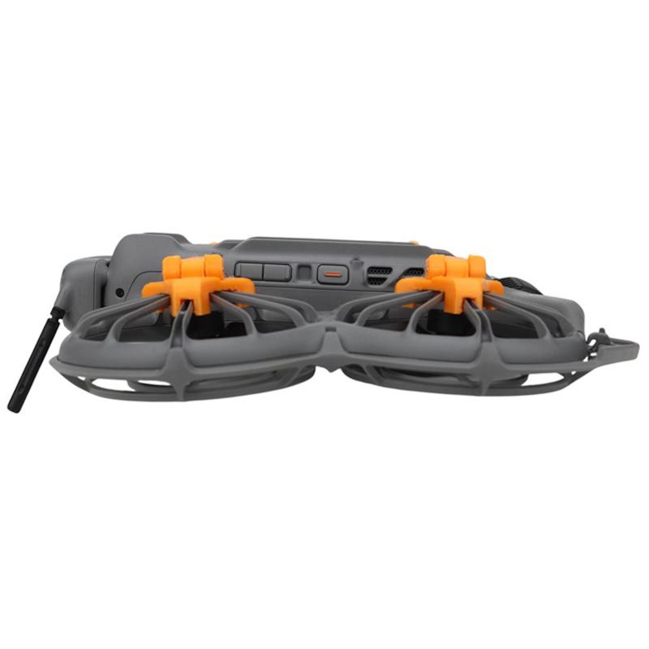 Eine graue FPV-Drohne mit orangefarbenen Propellersicherungen liegt auf einer hellen Oberfläche.