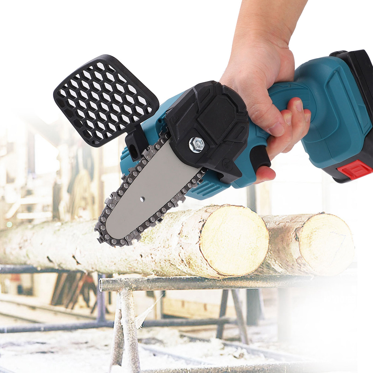 Eine Hand hält eine kleine blaue Kettensäge über zwei Holzstämme auf einer Werkbank.