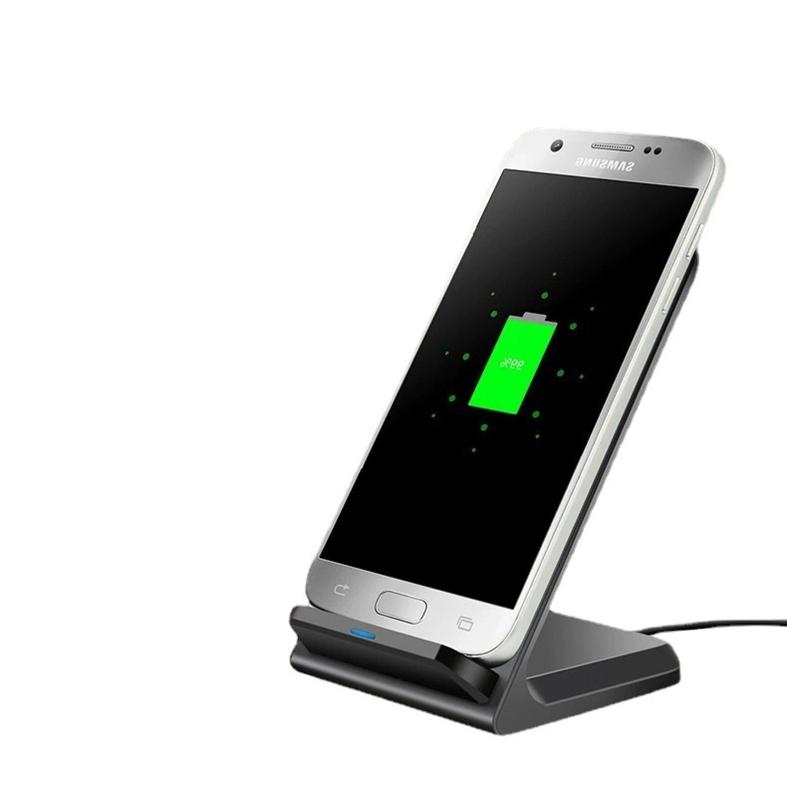 Ein weißes Smartphone in einer schwarzen kabellosen Ladestation zeigt ein grünes Batteriesymbol auf dem Bildschirm.