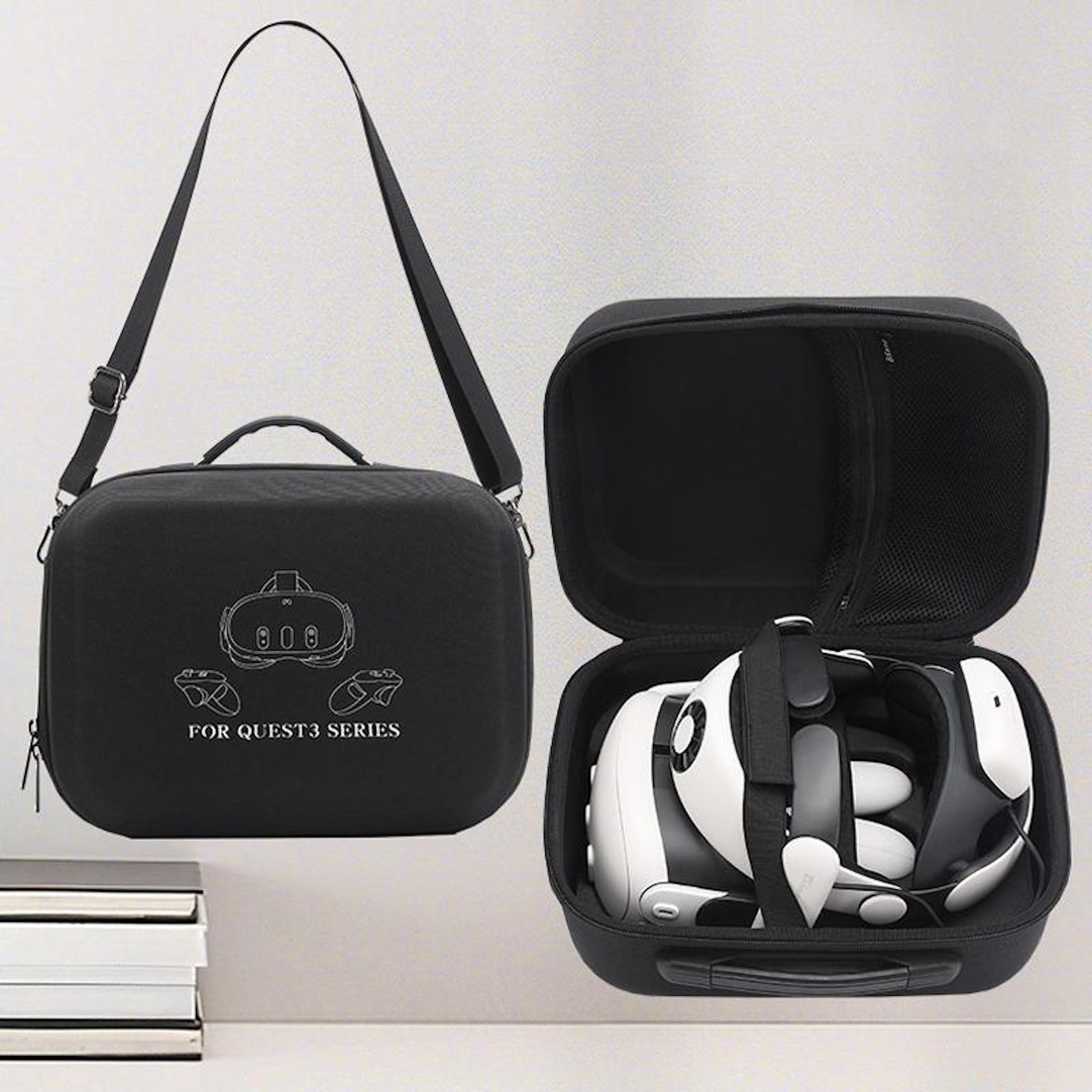 Schwarze VR-Headset-Tasche mit Gurt; rechts ist eine offene Tasche mit weißem VR-Headset und Zubehör zu sehen.