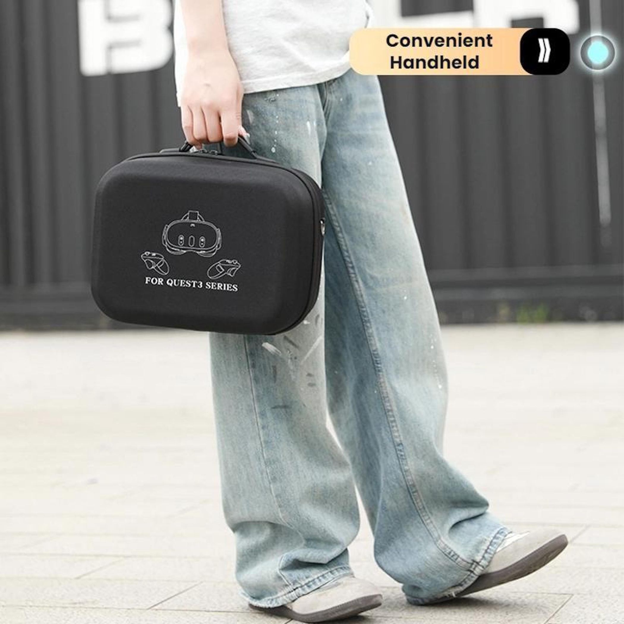 Person in Jeans hält eine schwarze Tragetasche für VR-Headsets vor einer Wand.