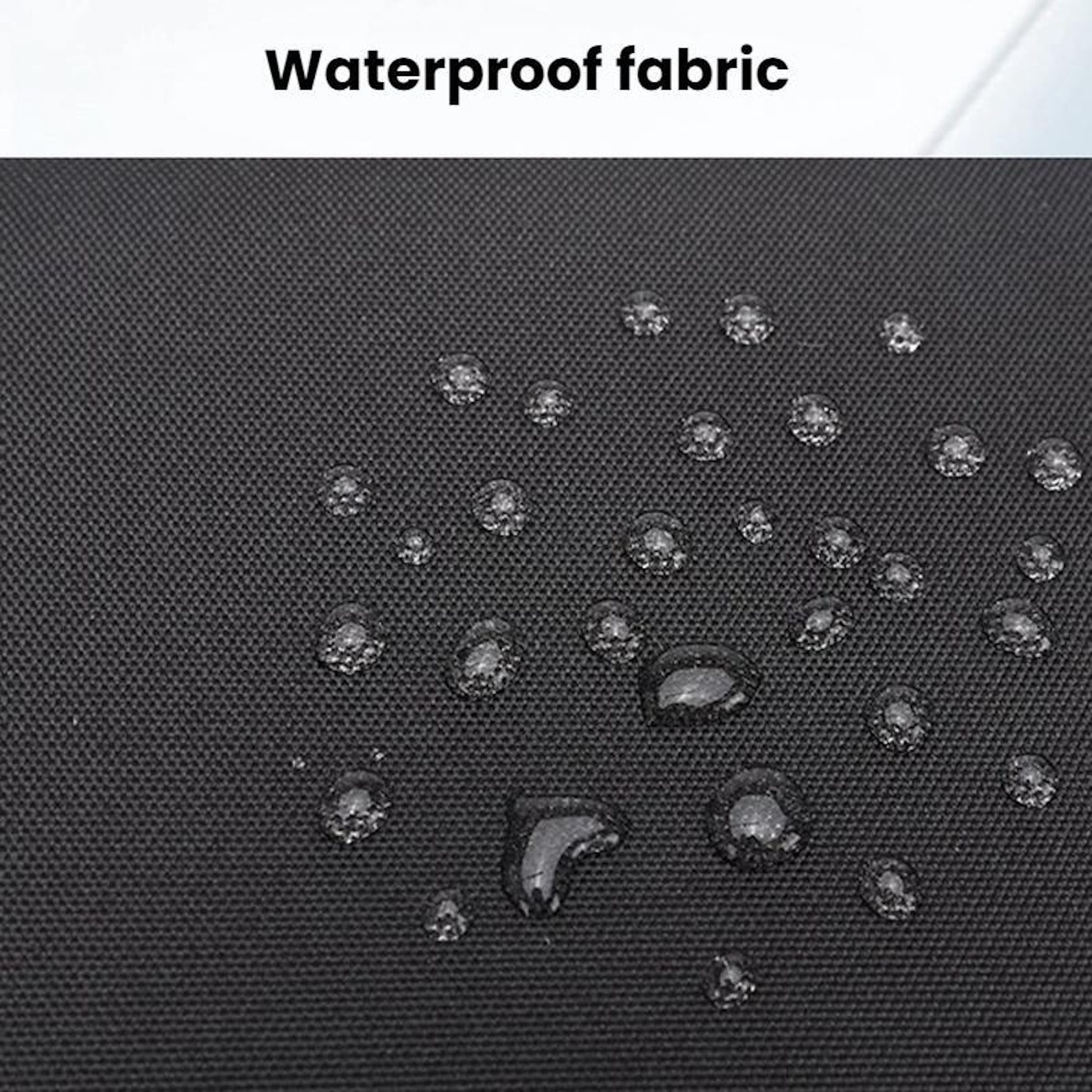 Wassertropfen perlen von einem dunklen, wasserdichten Stoff ab.