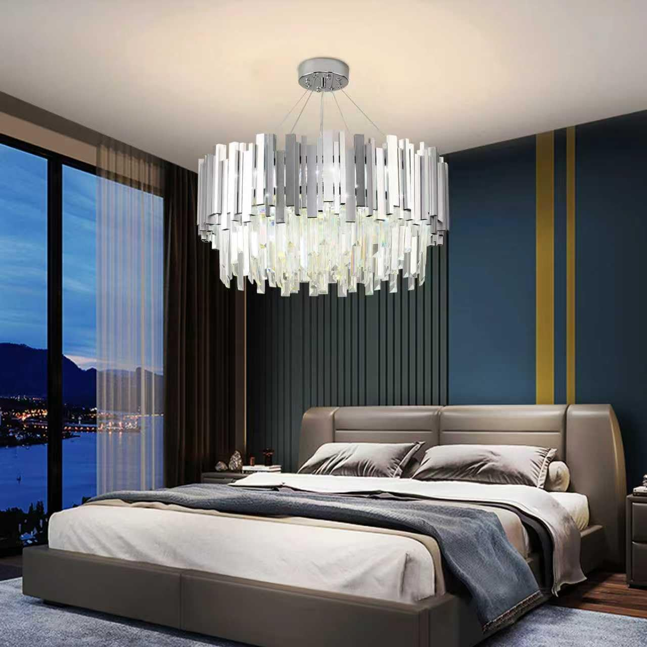 Moderne Kristall-Deckenlampe hängt über einem stilvollen Bett in einem eleganten Schlafzimmer mit Blick auf die Dämmerung.