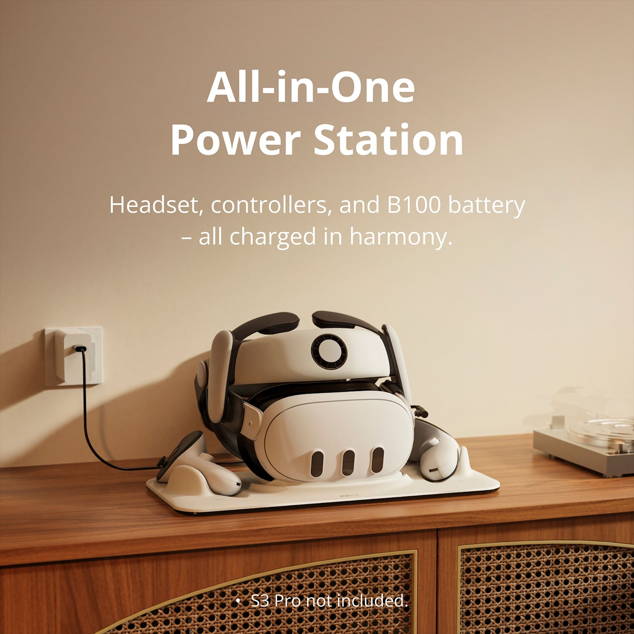 Ein weißes VR-Headset mit zwei Controllern und einer Batterie auf einer Ladestation, eingesteckt an einer Wand.