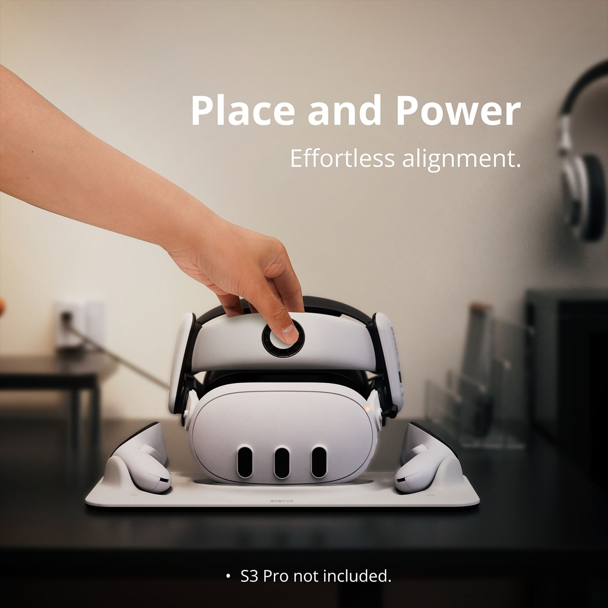 Eine Hand platziert ein VR-Headset auf einer Ladestation mit zwei Controllern.