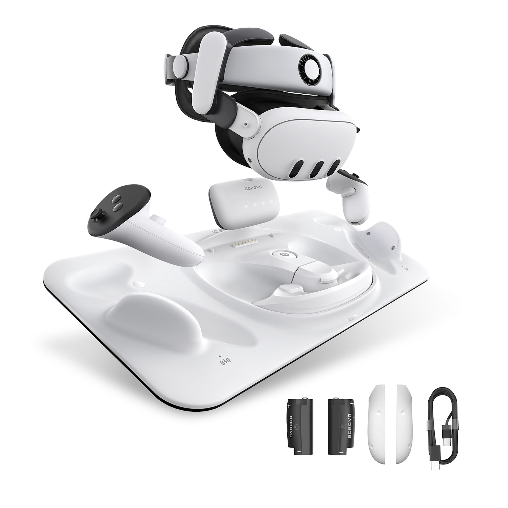 Weißes VR-Headset mit Ladestation, zwei Controllern, Akkus und Kabel auf weißem Grund.