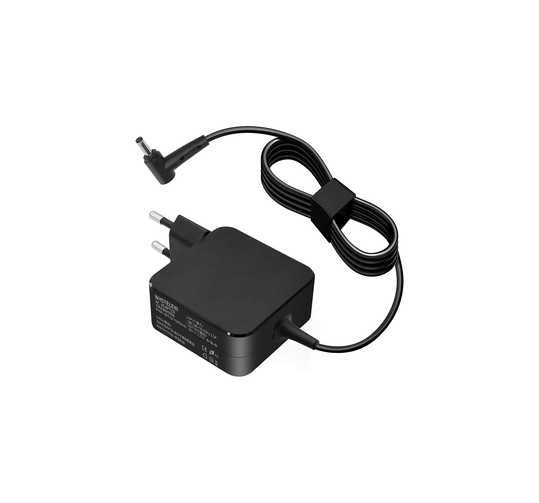 Ein schwarzes Laptop-Netzteil mit europäischem Stecker und sauber aufgewickeltem Kabel auf weißem Hintergrund.