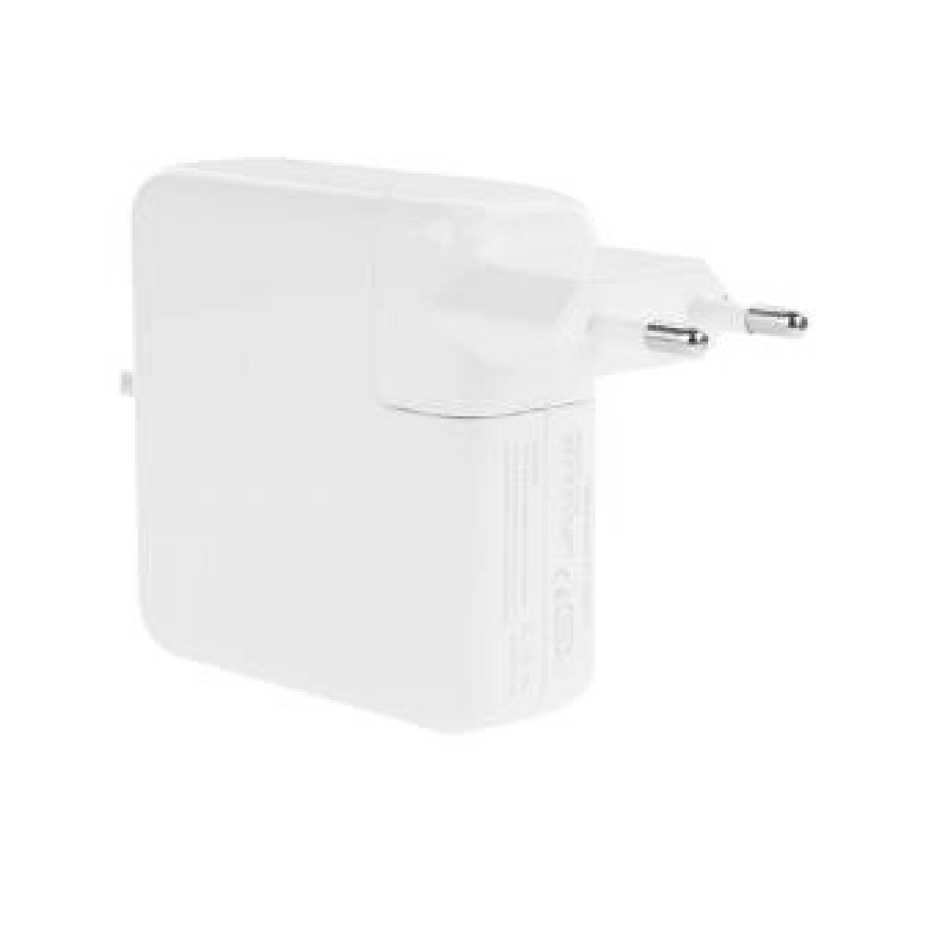 Ein weißes USB-C-Netzteil mit zwei Steckerkontakten auf weißem Hintergrund.