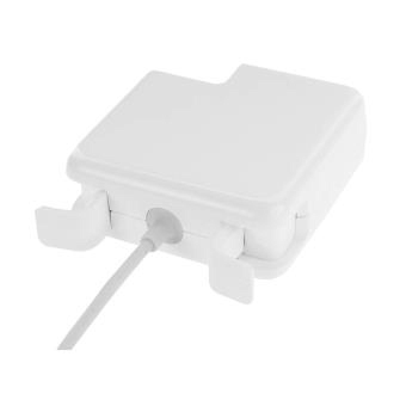 Ein weißes Laptop-Netzteil mit Kabel auf weißem Hintergrund.