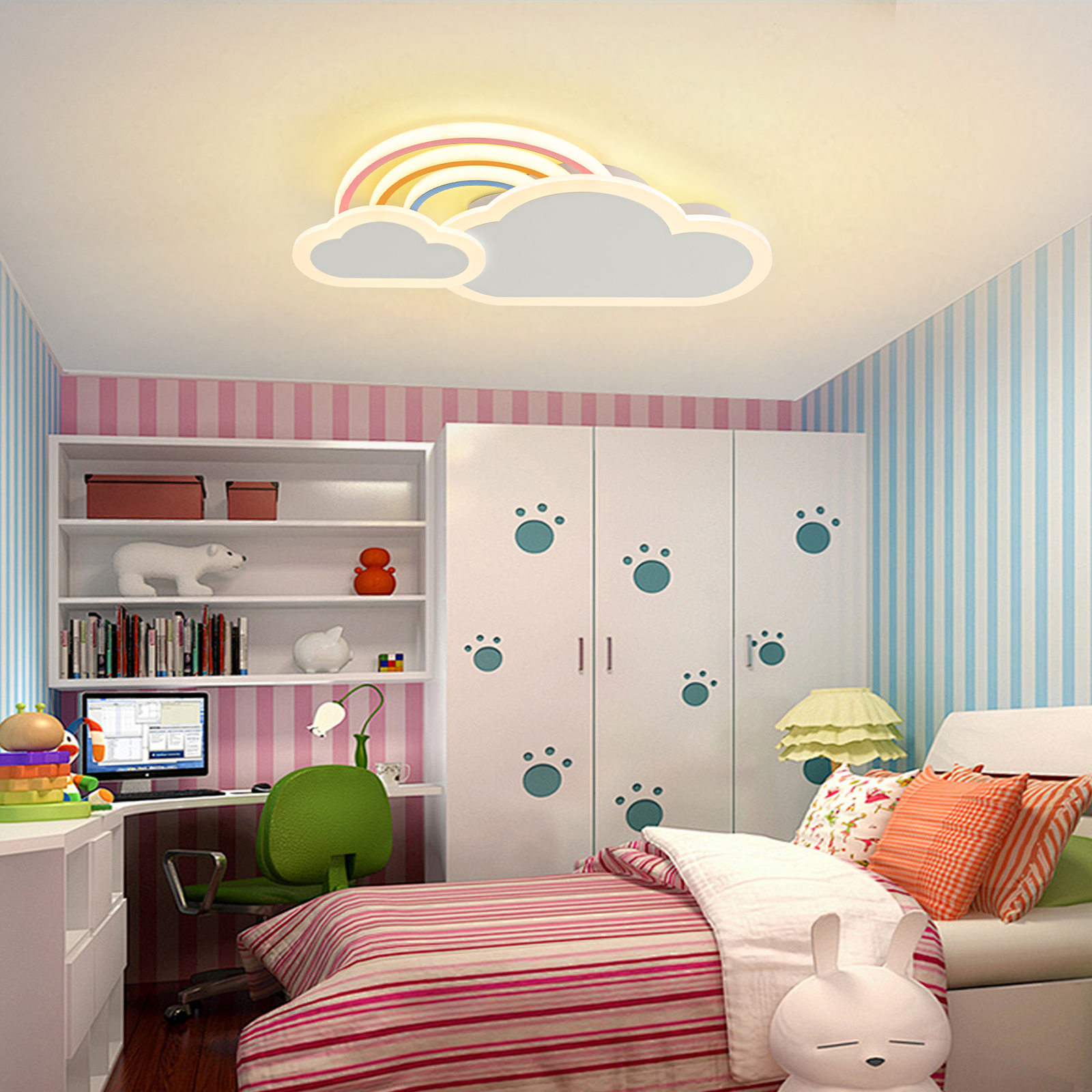 Buntes Kinderzimmer mit Regenbogen-Deckenlampe, gestreiften Wänden, weißem Schrank, Bett und Schreibtisch.