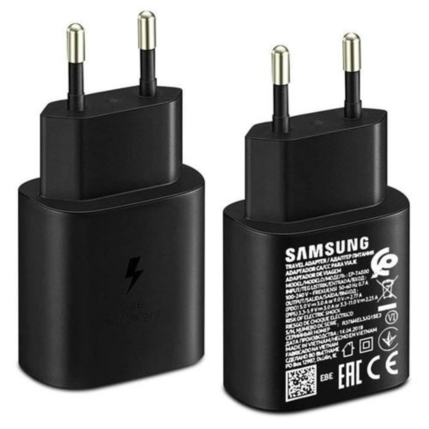 Zwei schwarze Samsung USB-C-Schnellladeadapter mit europäischen Steckern auf hellem Hintergrund.